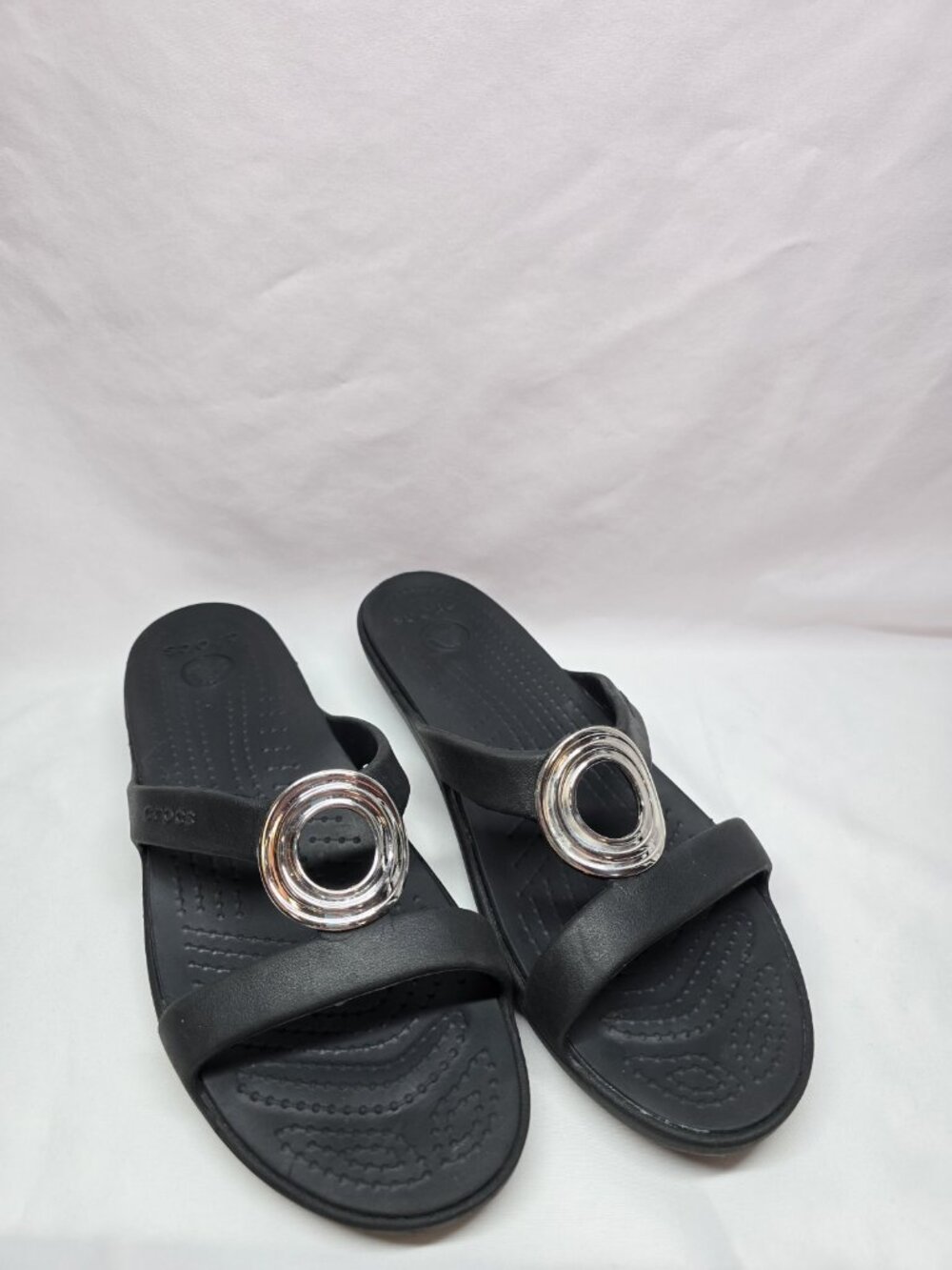 Crocs Sanrah Black Silver Beveled Circle Medallion Slide Sandals Size 11